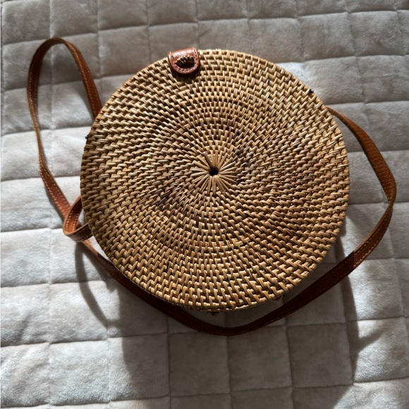 Cute cross-body wicker bag with snap closure. - Picture 2 of 3